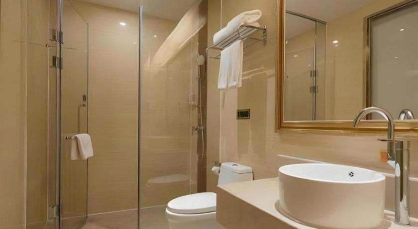 Vienna Hotel (Shenzhen Pingdi Huancheng South Road) 46/49