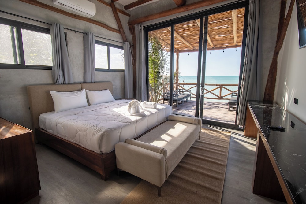 شقة بسرير كينج بإطلالة على البحر بغرفتي نوم مع أريكة