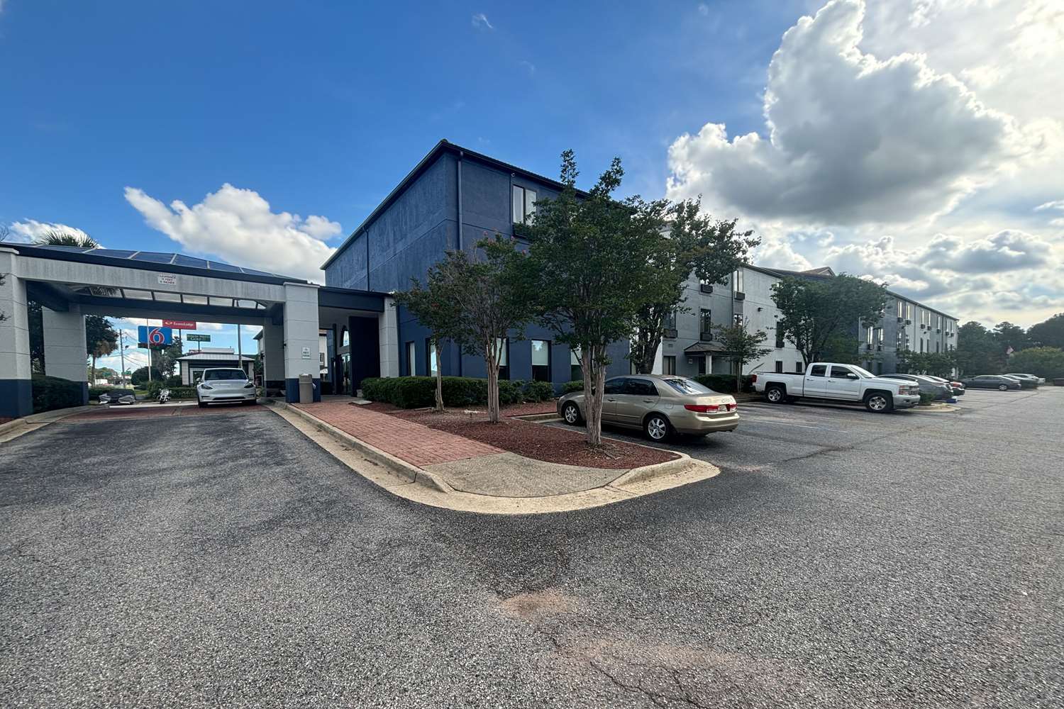 Quality Inn & Suites at Airport Blvd I-65 18/21