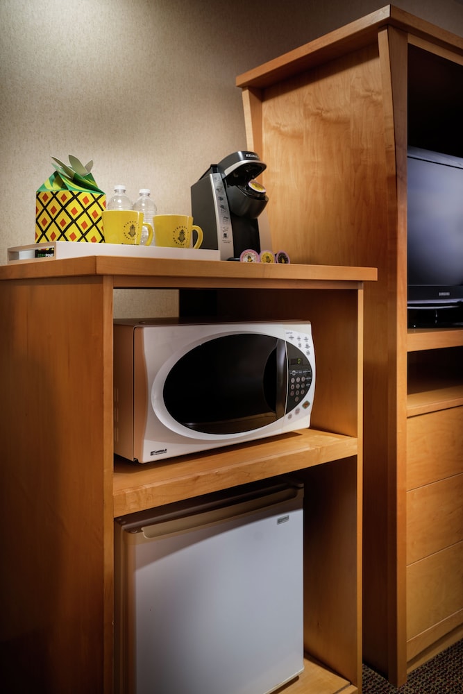 Staypineapple, University Inn, University District Seattle 34/52