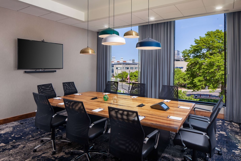 Hampton Inn Boston Seaport District 54/64