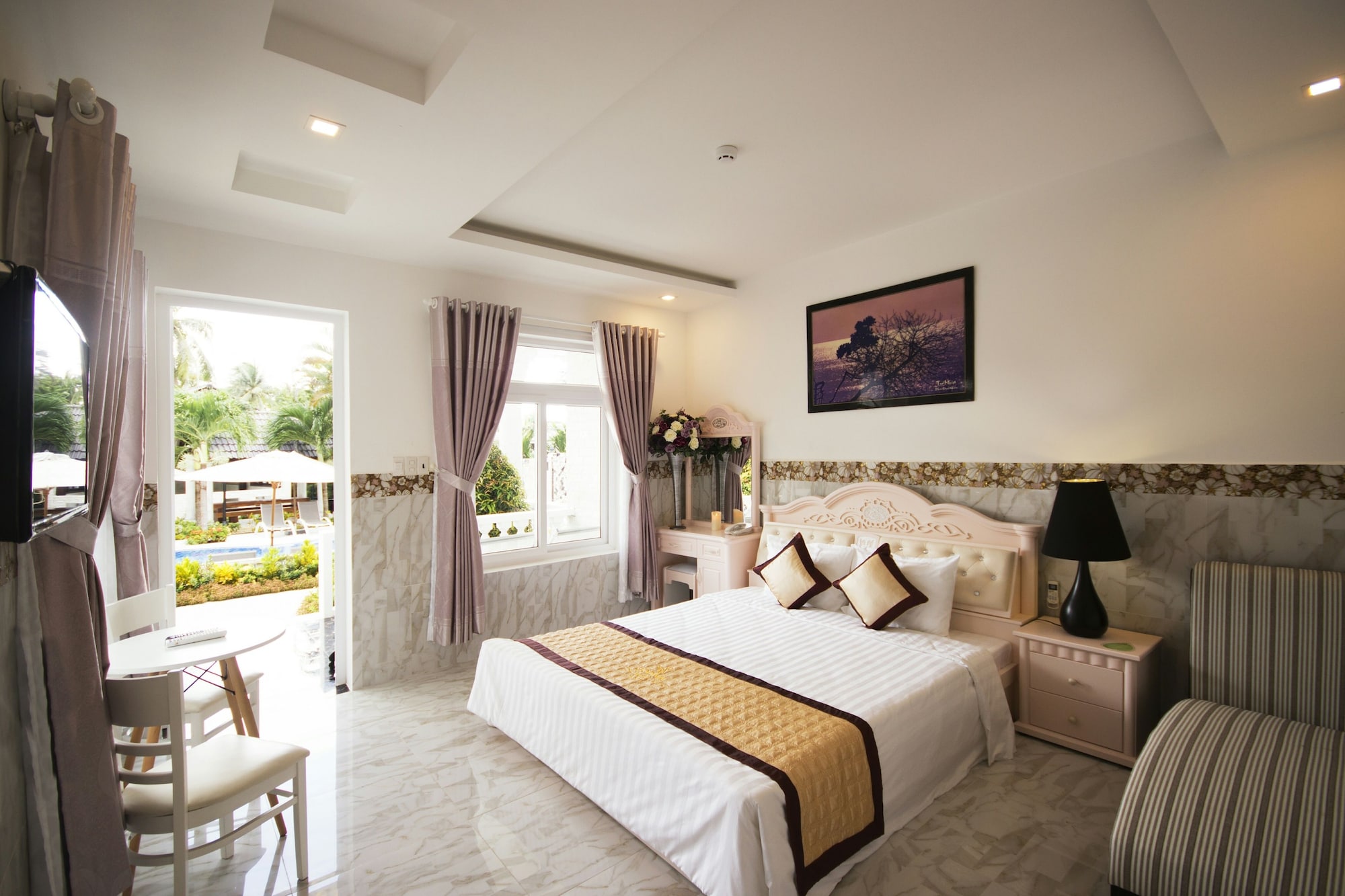DELUXE, DOUBLE BED