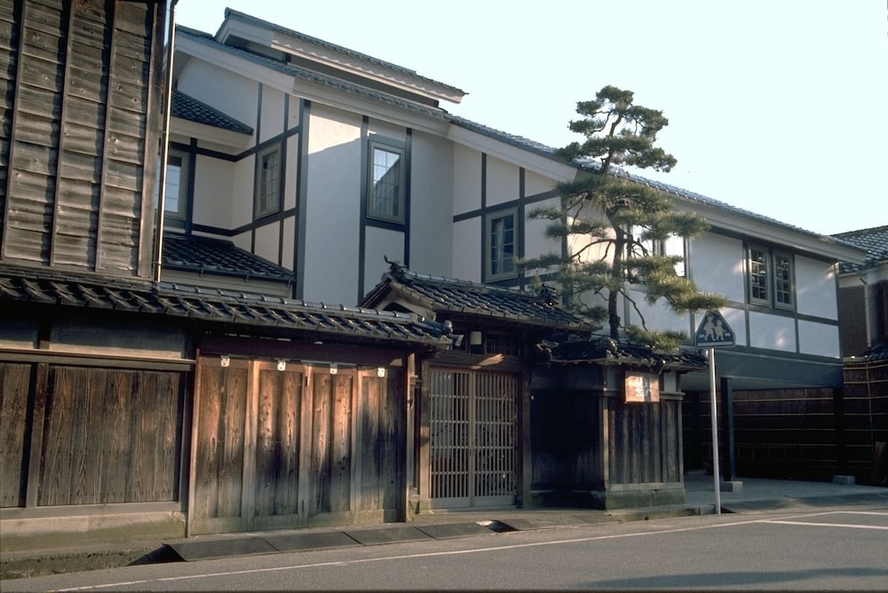 Camellia Inn 21/23