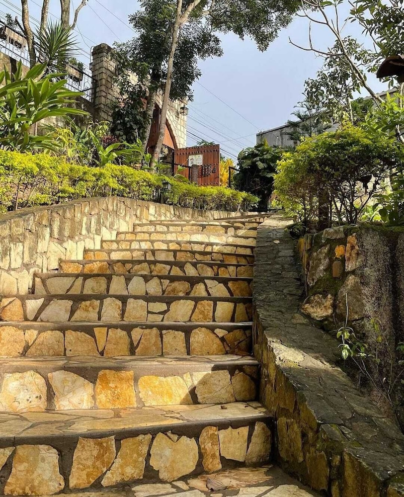 Mayan Hills Hotel 37/39