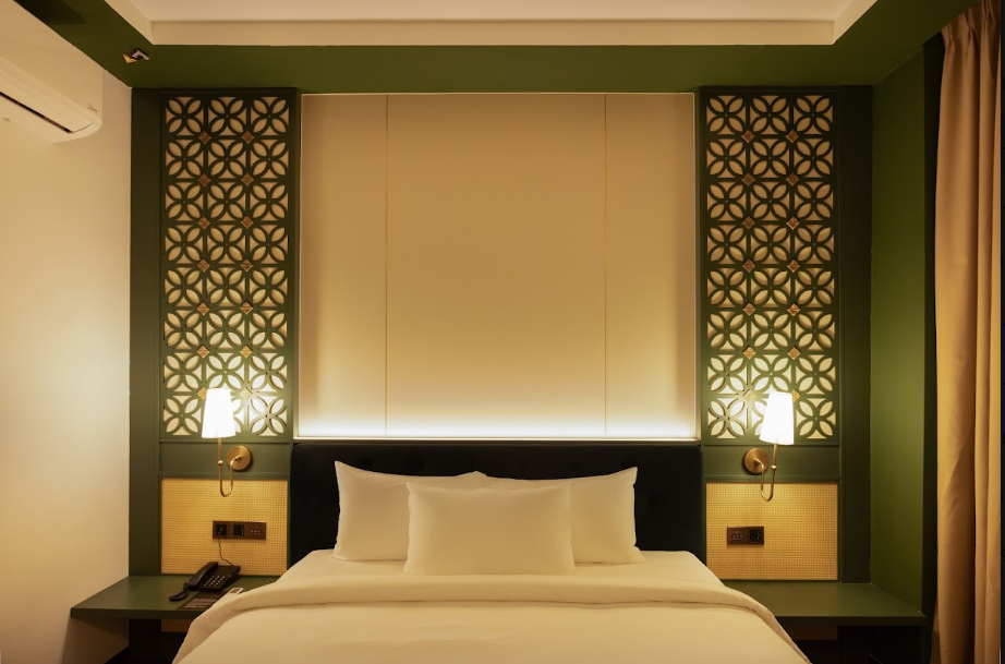 The Seven Stars Hotel 6/48