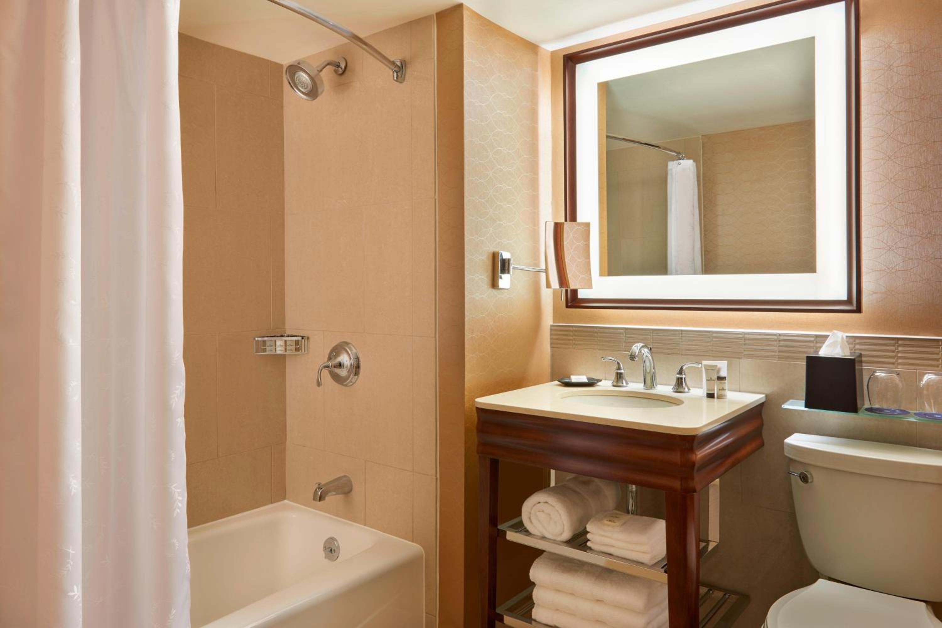 غرفة بسرير كينج وسرير كوين، SHERATON CENTRE TORONTO 5/9
