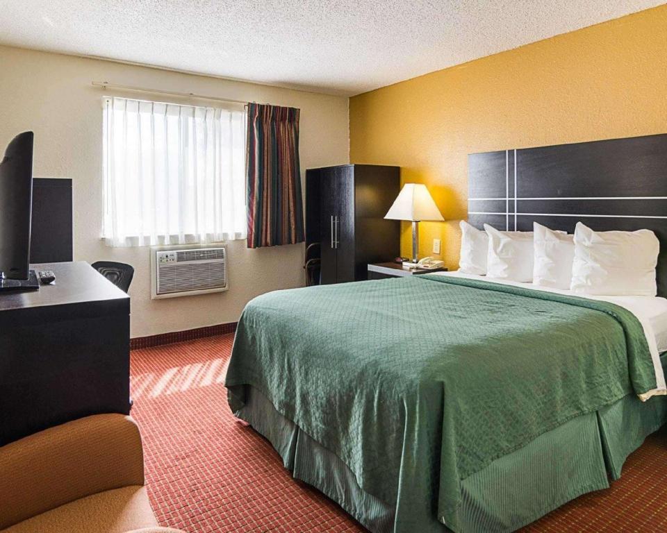 ROOM, QUEEN BED
