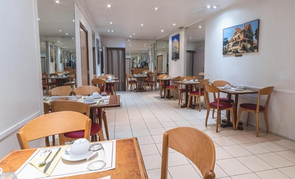 Ours Blanc Place Victor Hugo 54/67