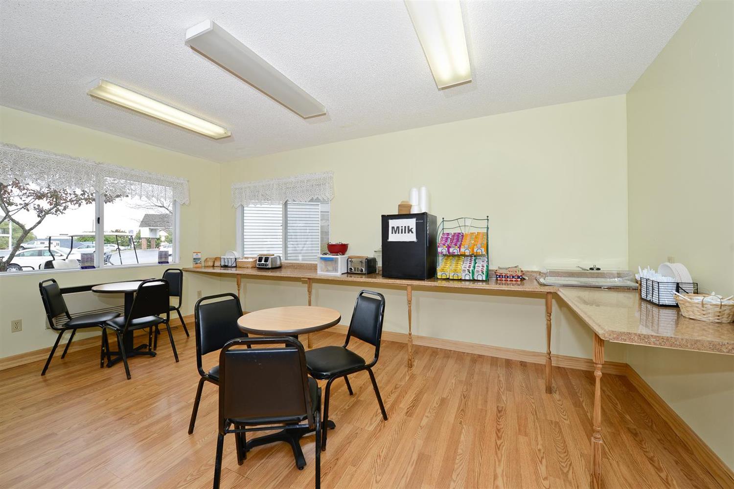 Americas Best Value Inn- St. Ignace 13/19