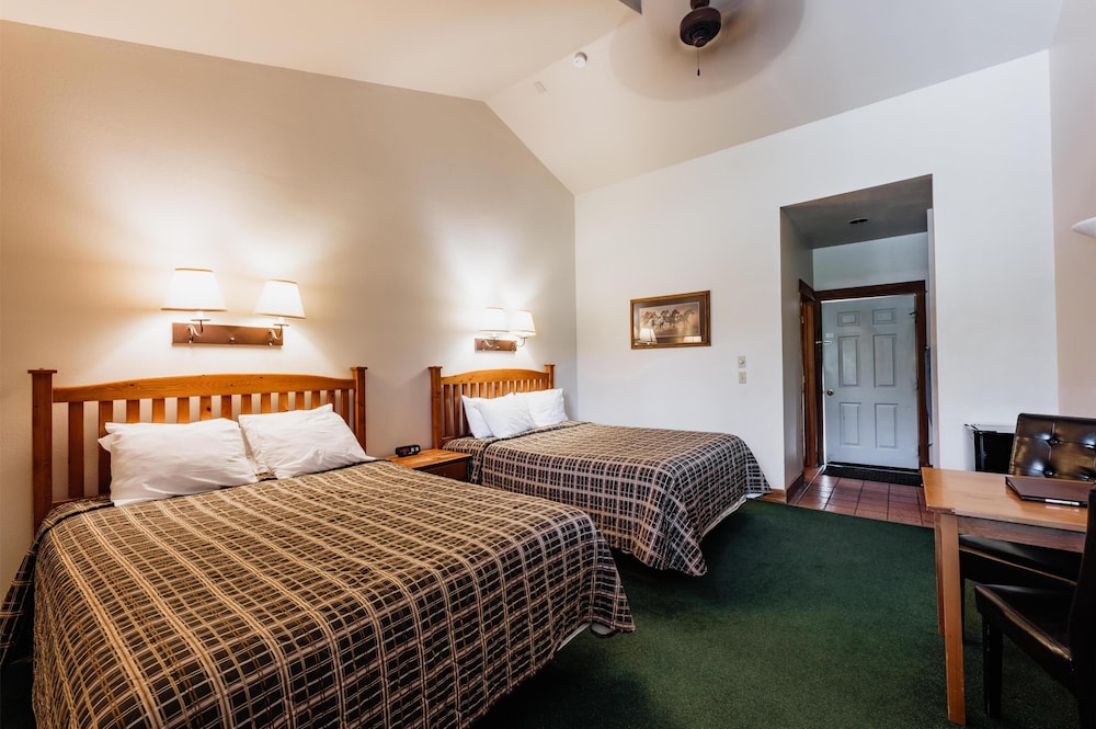 Lodge, 2 Queen Beds