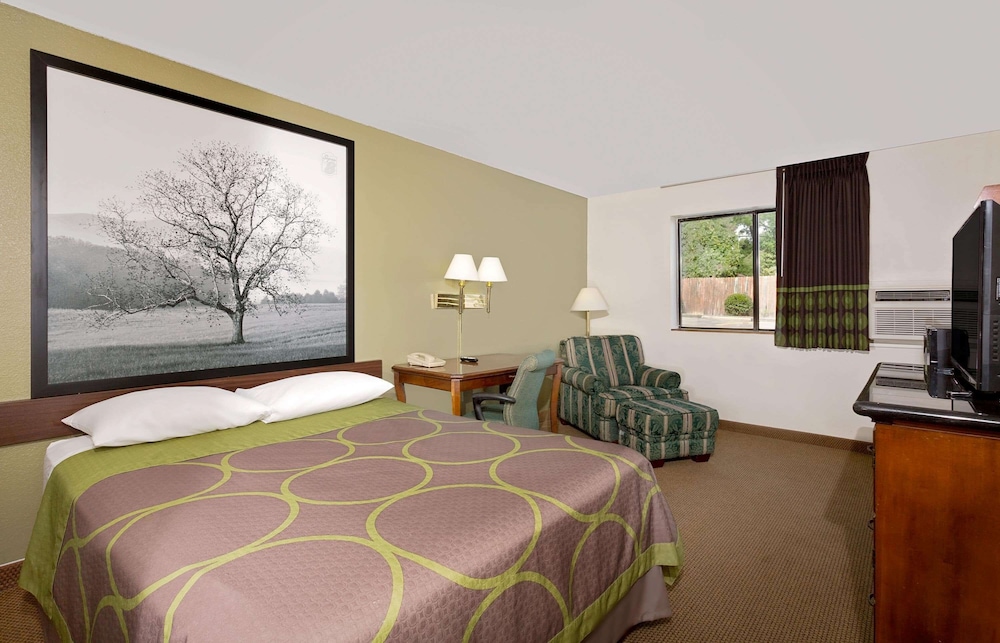 Super 8 By Wyndham Johnson City 13/32