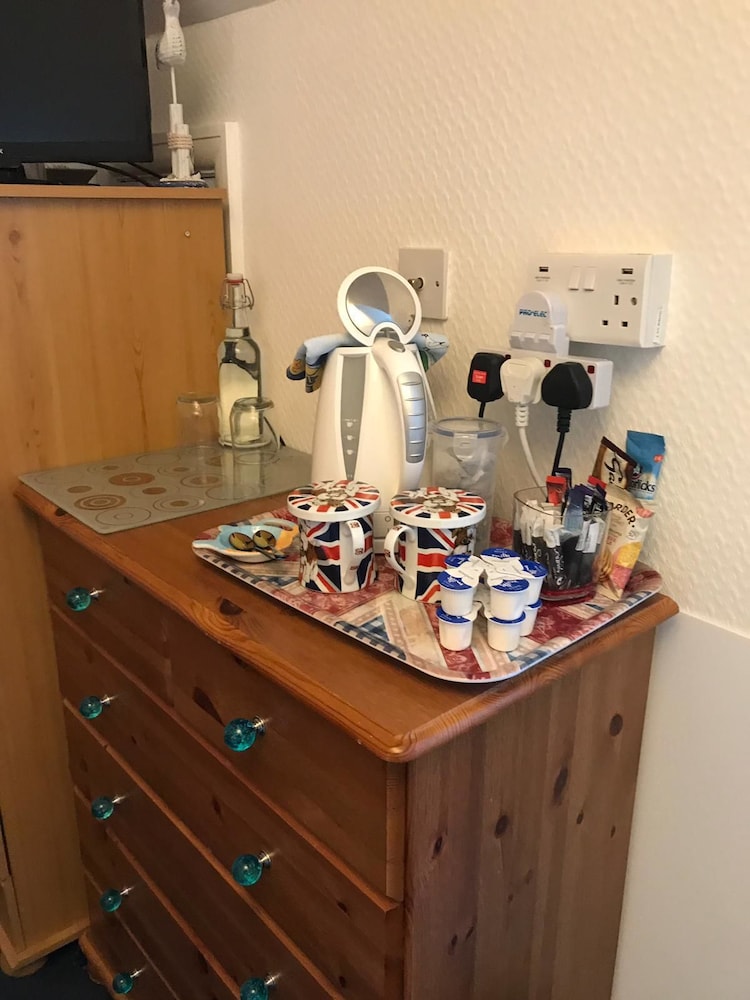 Lyndsay Guest House 27/50