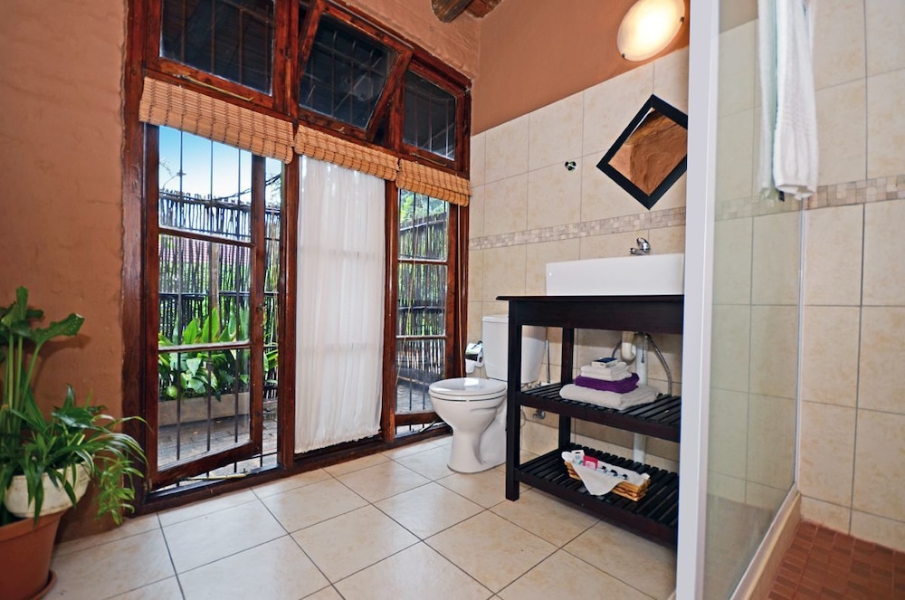 Uxolo Guest House 3/13