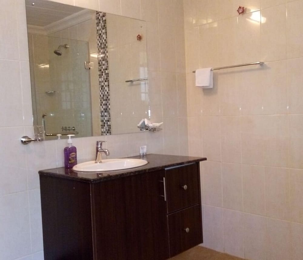 Karen Crescent Hotel 17/19