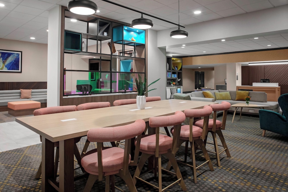Holiday Inn Suites Boston Peabody 47/62