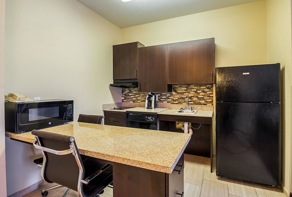 MainStay Suites Fargo - I-94 Medical Center 37/41
