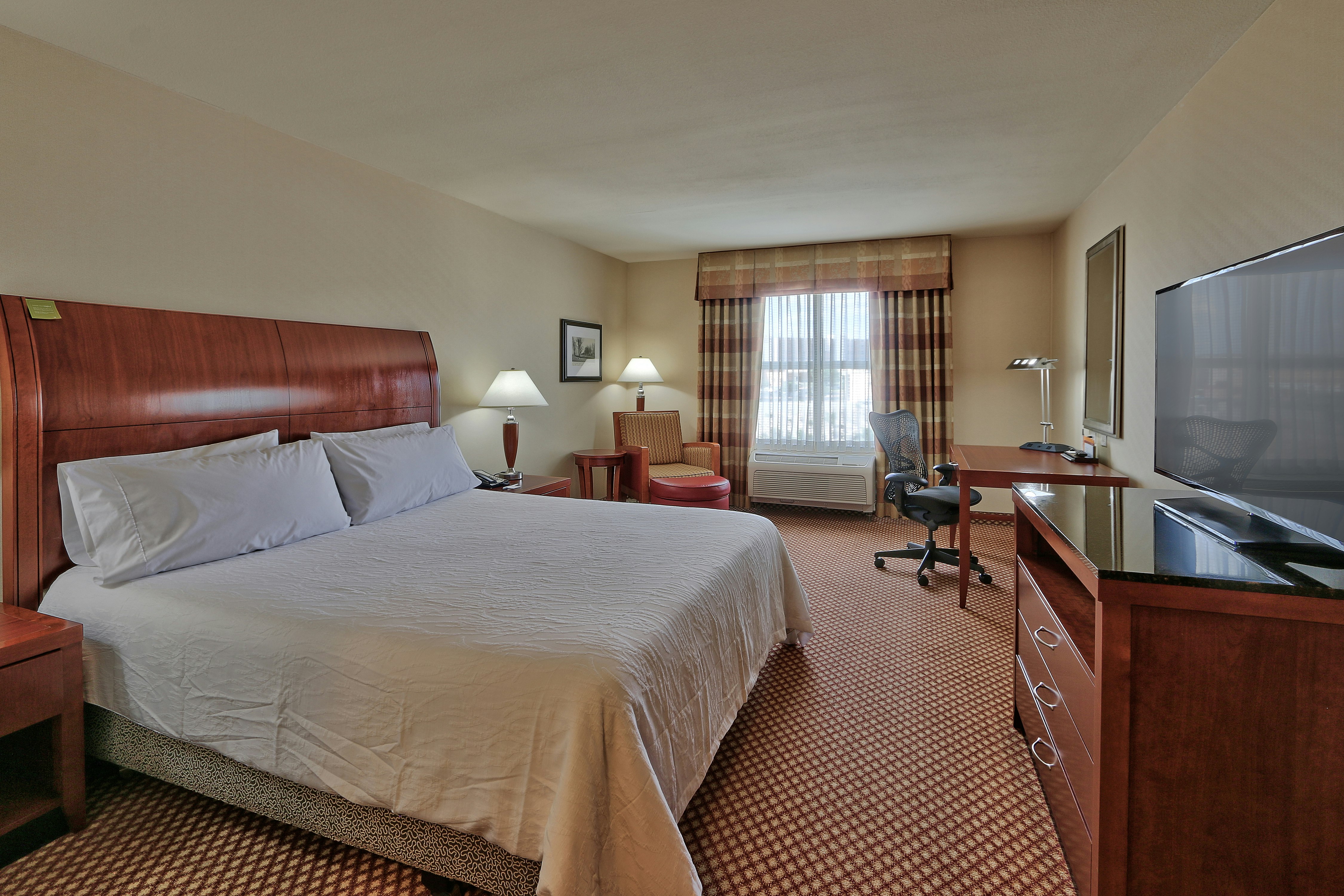 غرفة بسرير كينج