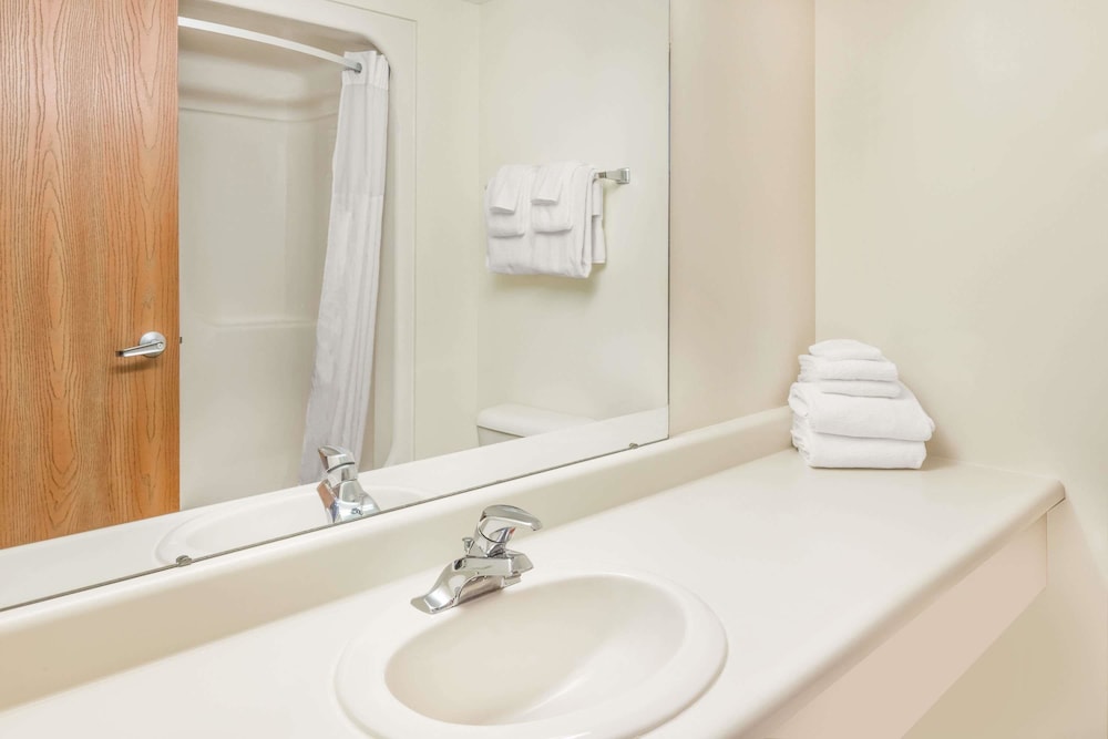 Days Inn By Wyndham Alpena 11/28