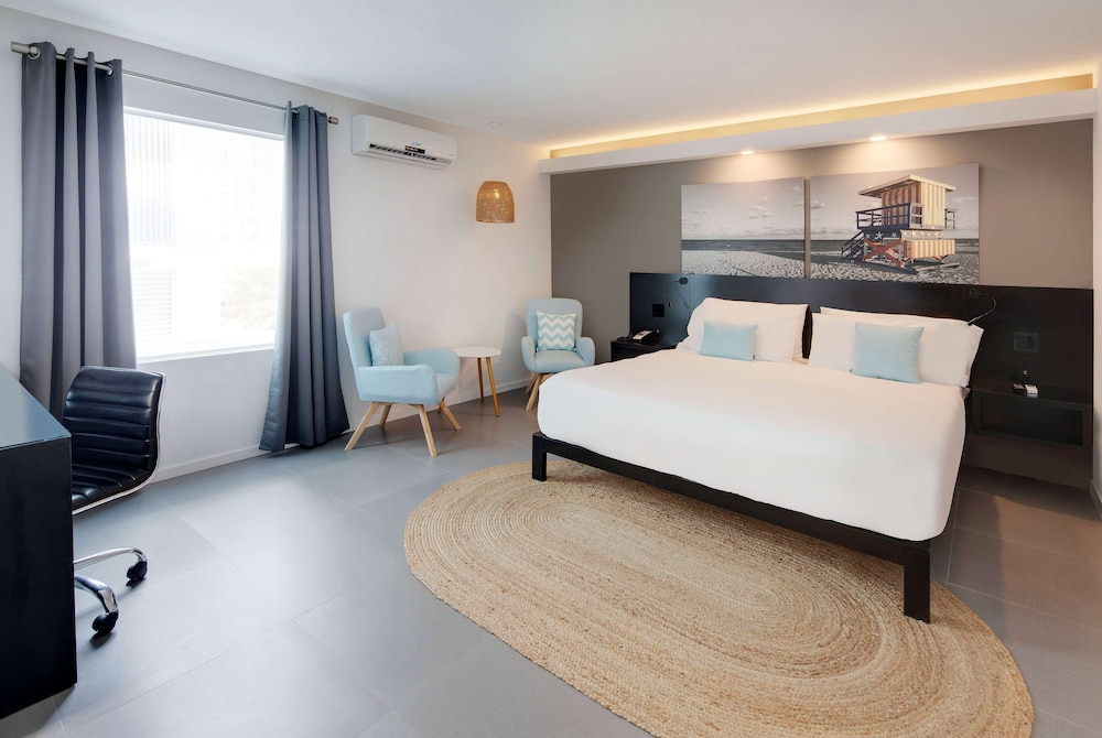 ROOM, KING BED, LARGE