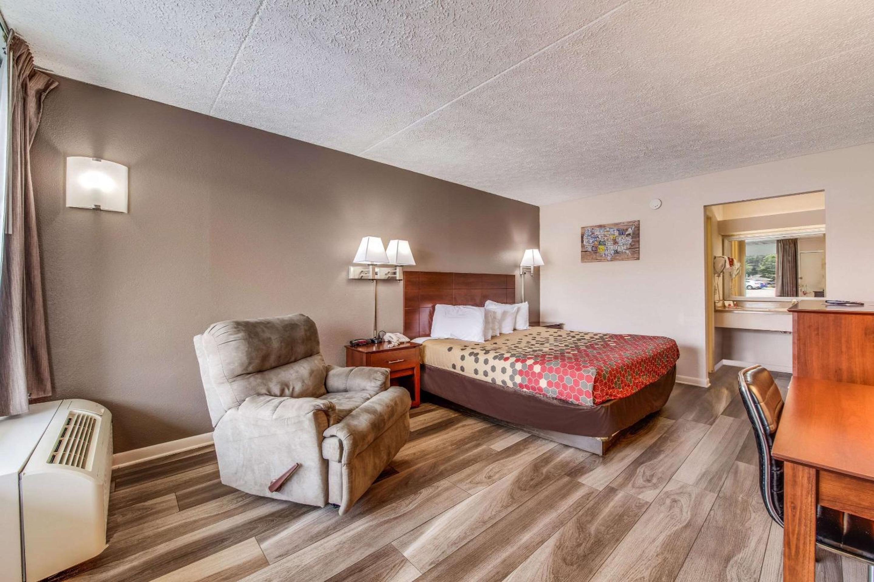 غرفة بسرير كينج، Econo Lodge Eden, NC 5/9