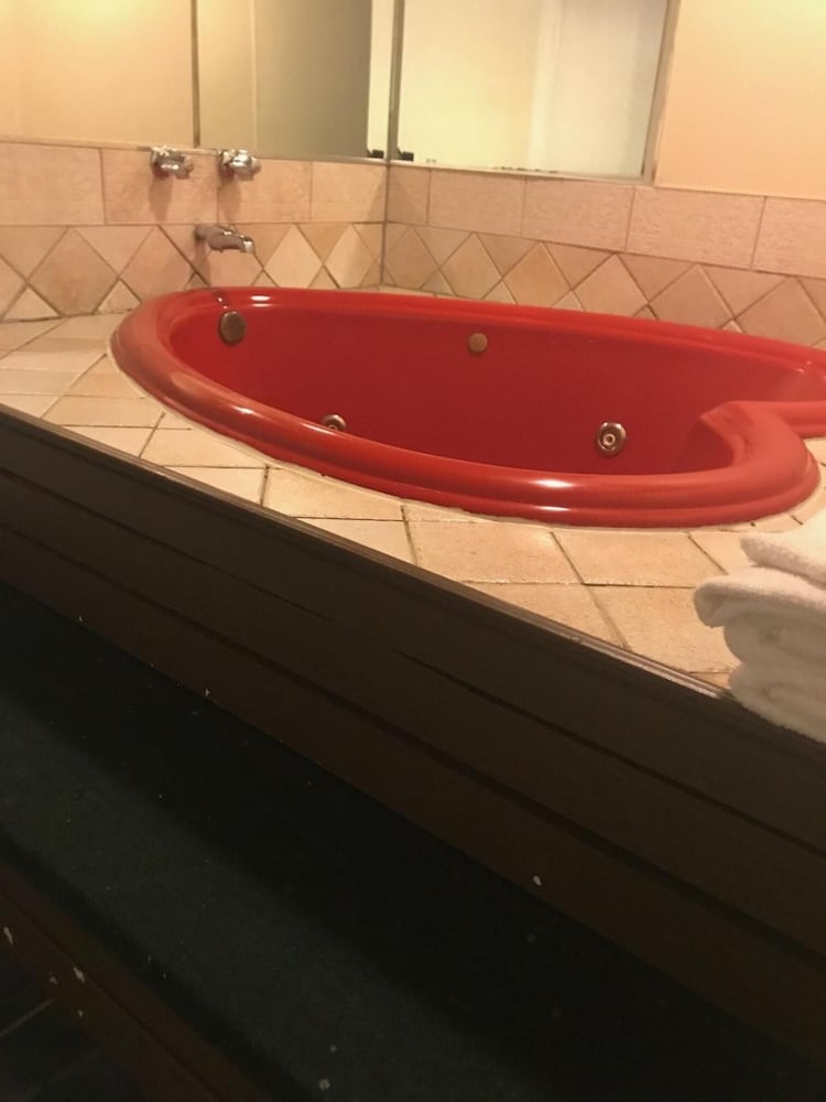 Red Carpet Inn 48/65