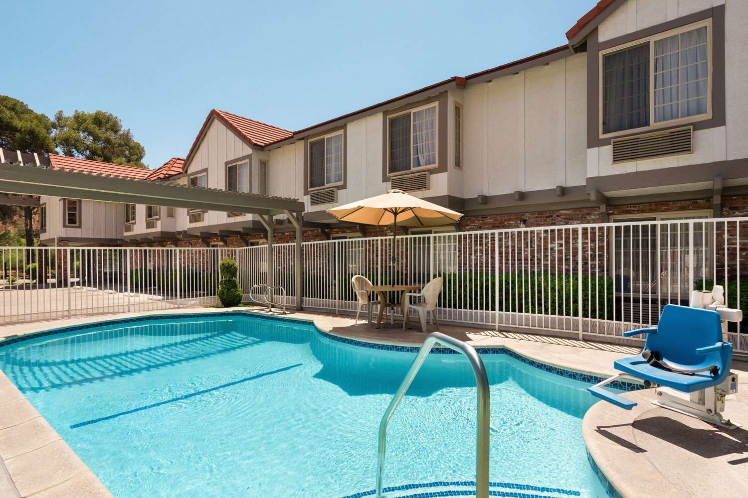 Super 8 by Wyndham Santa Clarita/Valencia 20/32