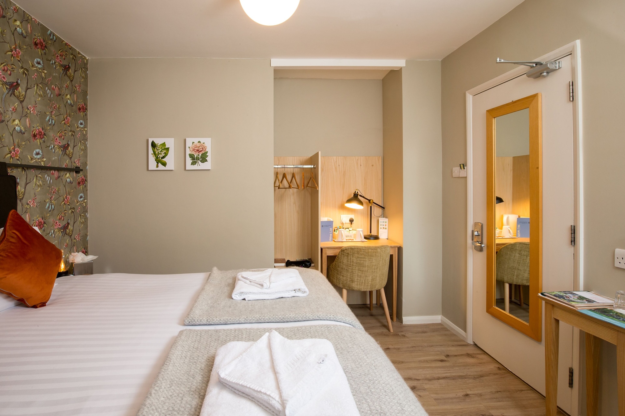 DELUXE, KING BED