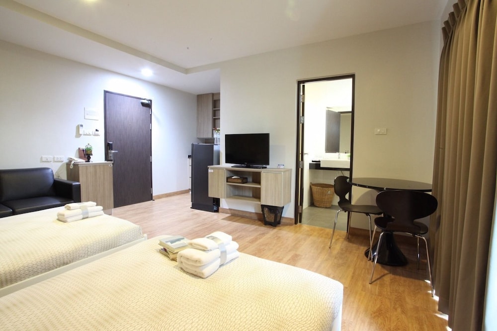 EXECUTIVE, STUDIO, TWIN BEDS