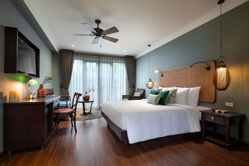 DELUXE, BALCONY OR TERRACE