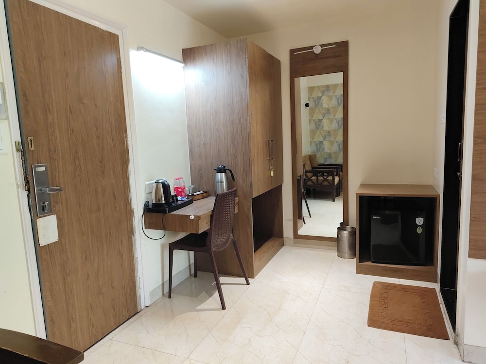 Hotel Shreyas 7/40