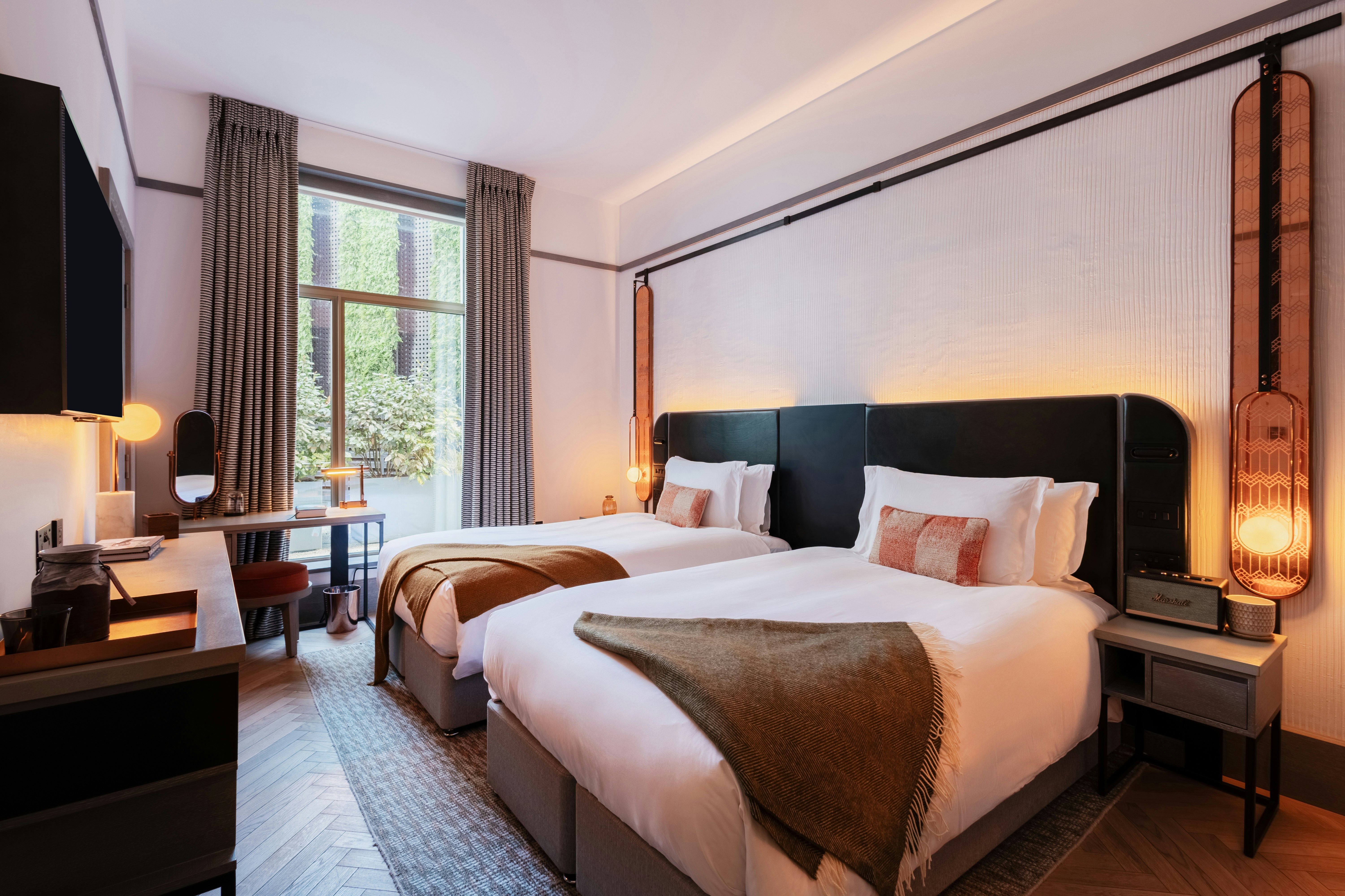 DELUXE, TWIN BEDS