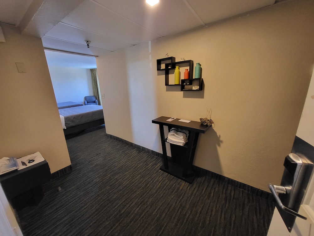 Beachside Hotel 34/60