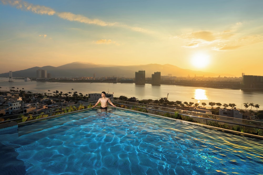 New Orient Hotel Danang 67/70