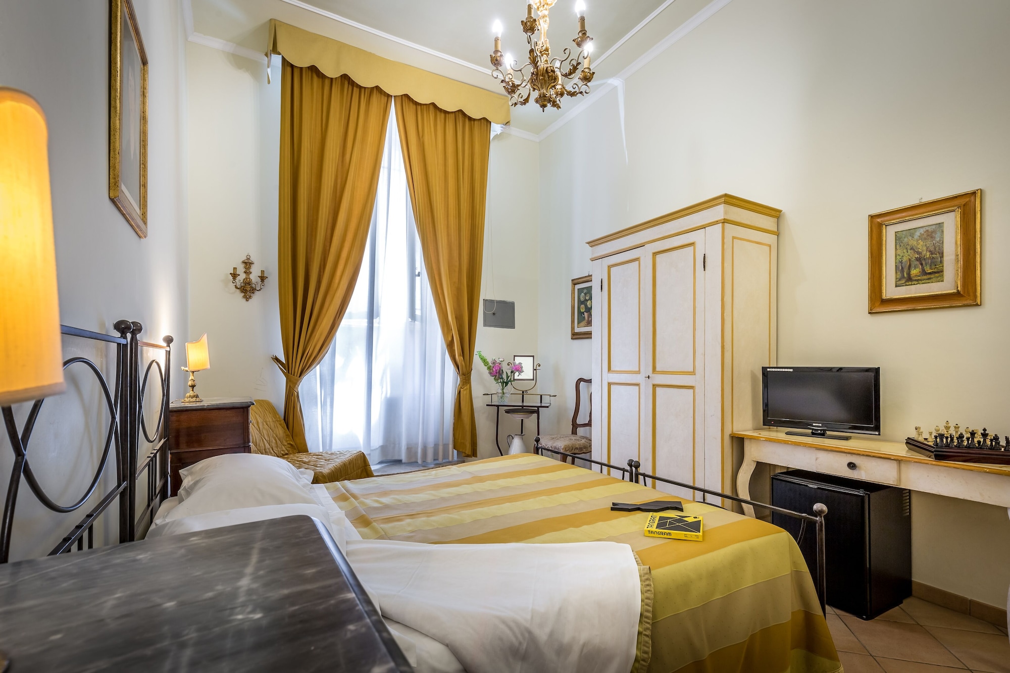 ROOM, DOUBLE BED
