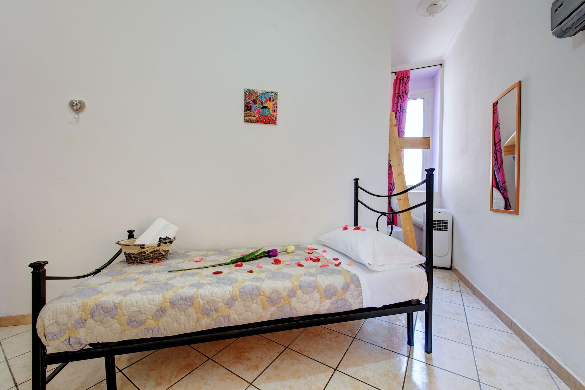Tower, Single, Shared Bathroom