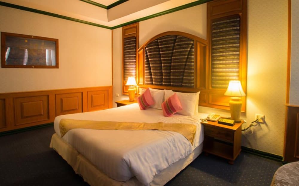 Thepnakorn Hotel 11/48