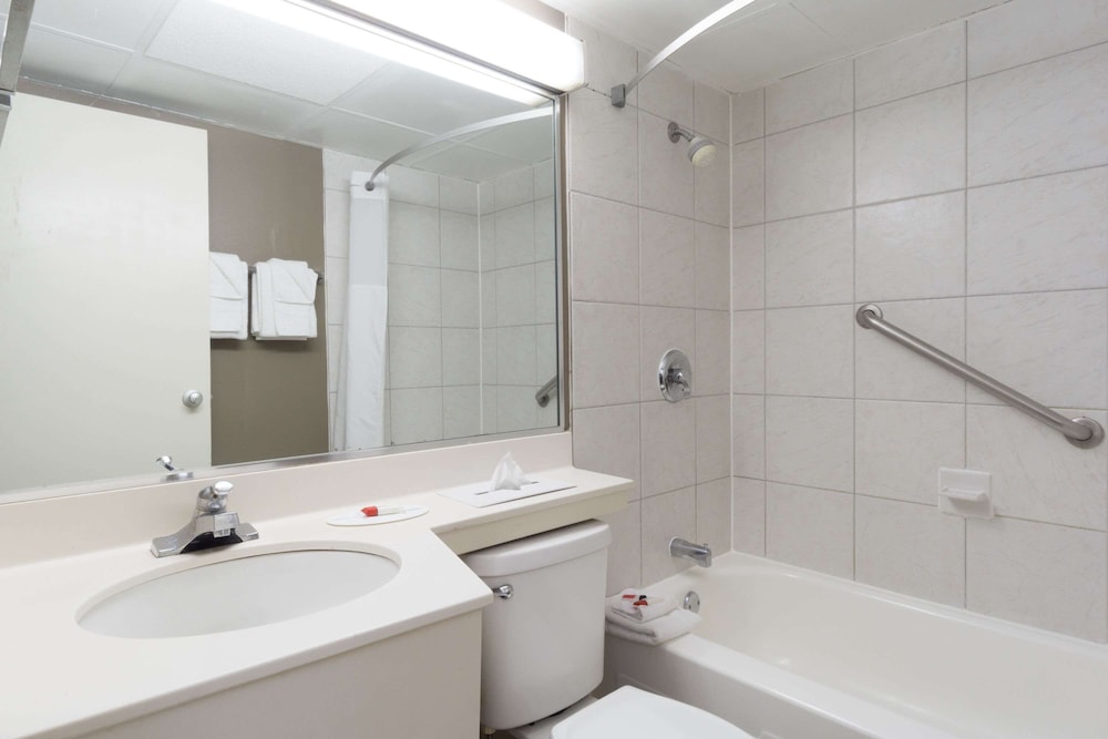Days Inn by Wyndham Columbus East Airport 7/22