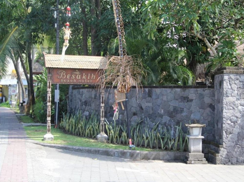 BESAKIH BEACH HOTEL 9/67