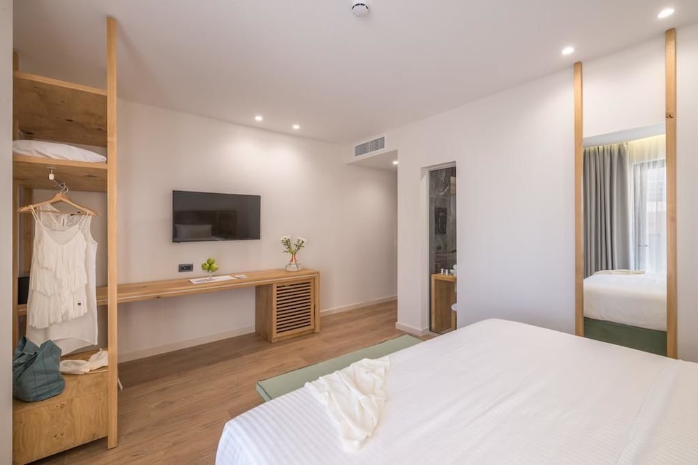 ROOM, DOUBLE BED, PARTIAL SEA VIEW, BALCONY