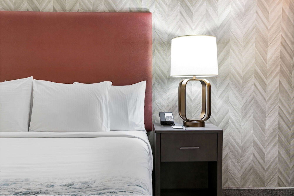 La Quinta Inn & Suites by Wyndham DFW West-Glade Parks 20/47