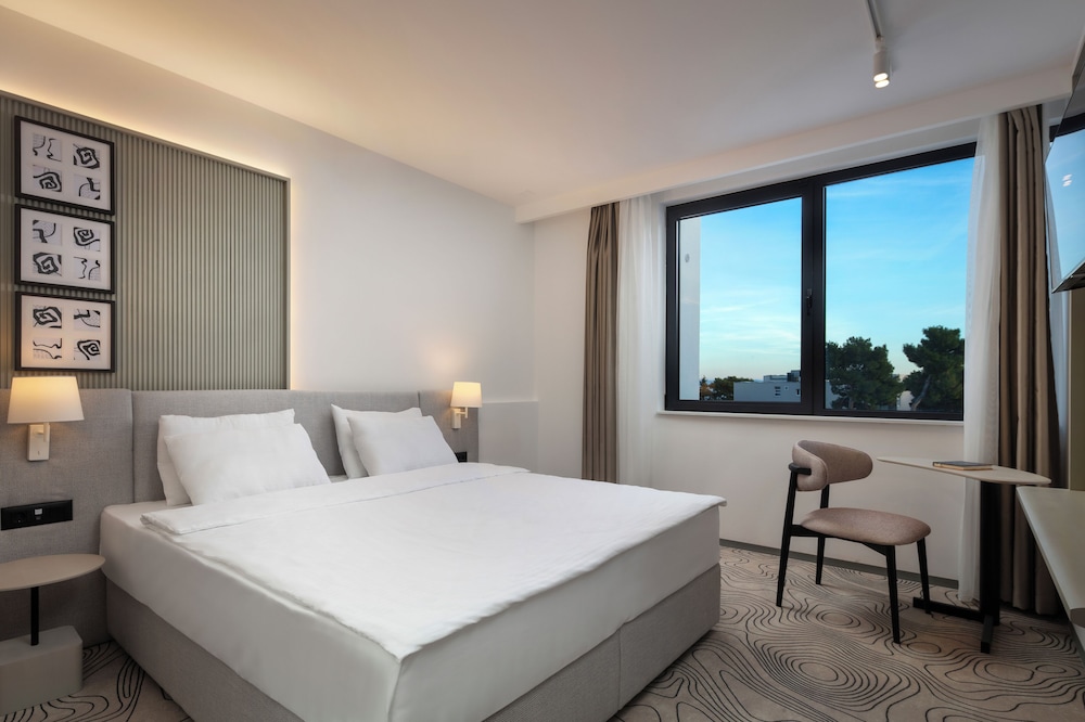 Junior Suite, King Bed, No Balcony