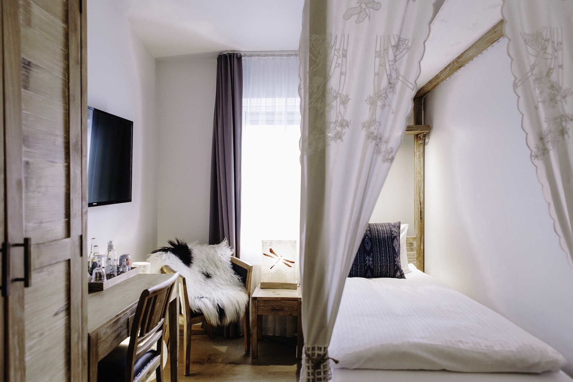 ROOM, SINGLE
