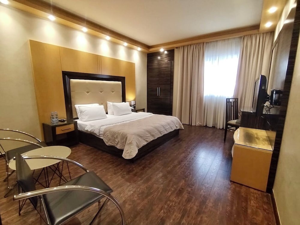 EXECUTIVE, STUDIO, SUITE, QUEEN BED, HOT TUB
