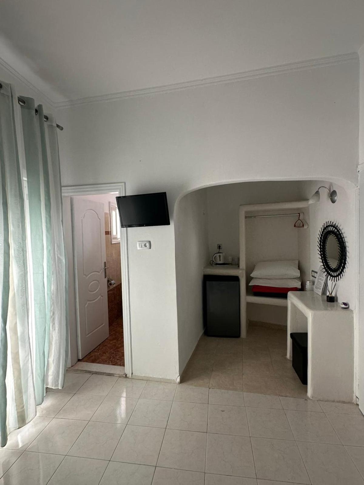Hotel Thirasia 12/98