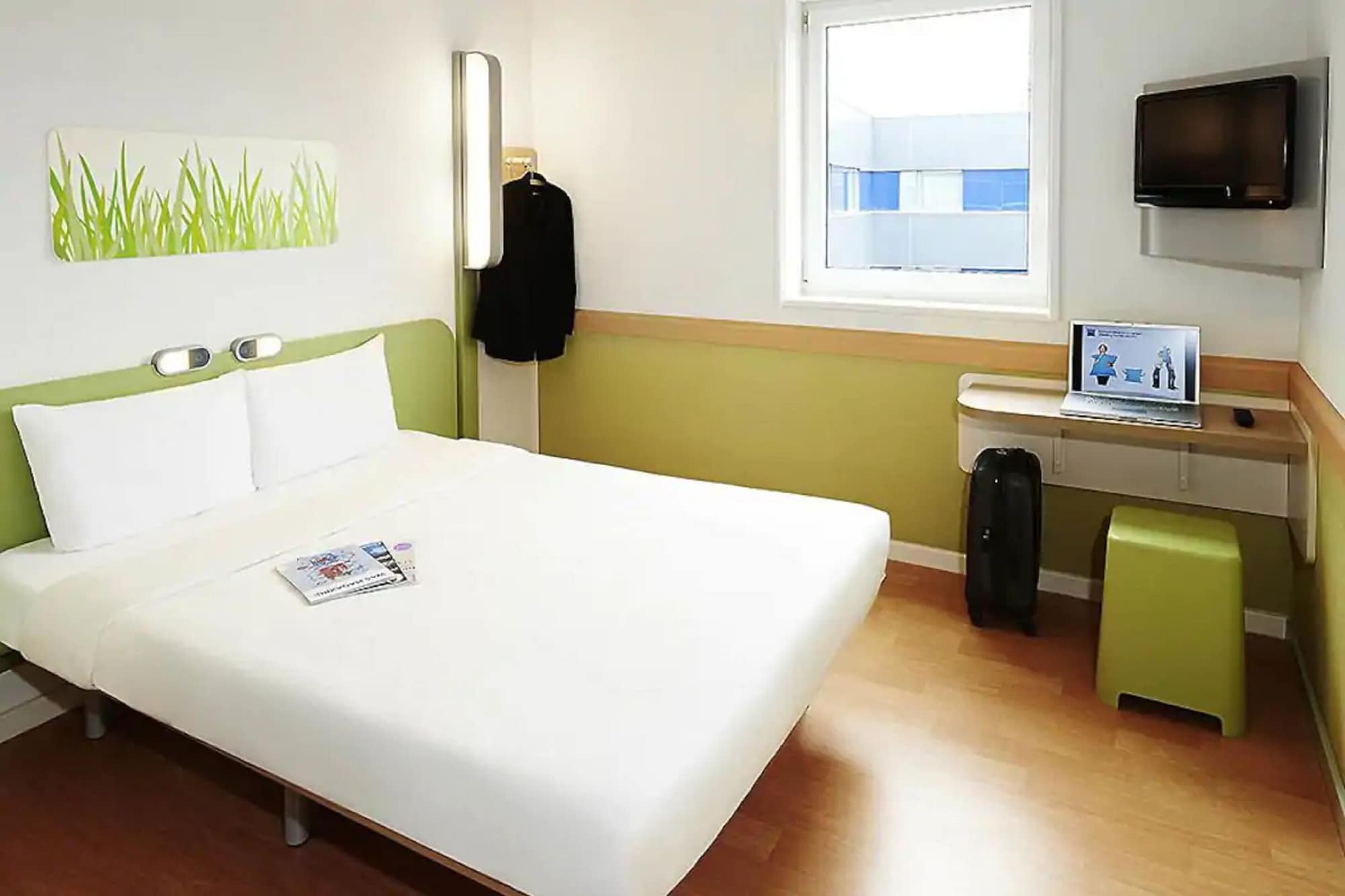 ROOM, DOUBLE BED