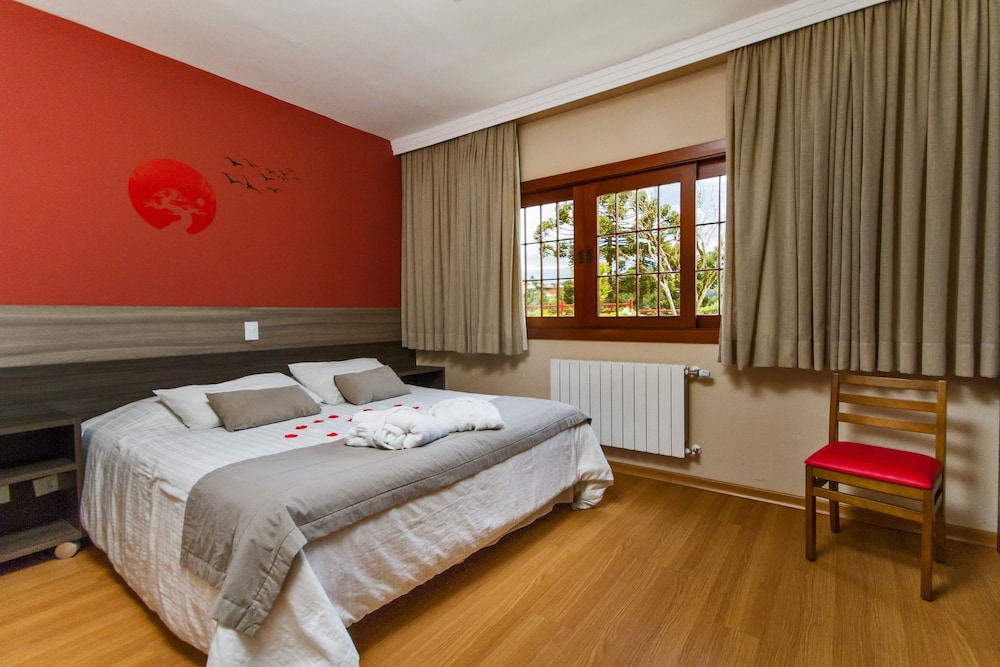 STANDARD, DOUBLE OR TWIN BED, MOUNTAIN VIEW