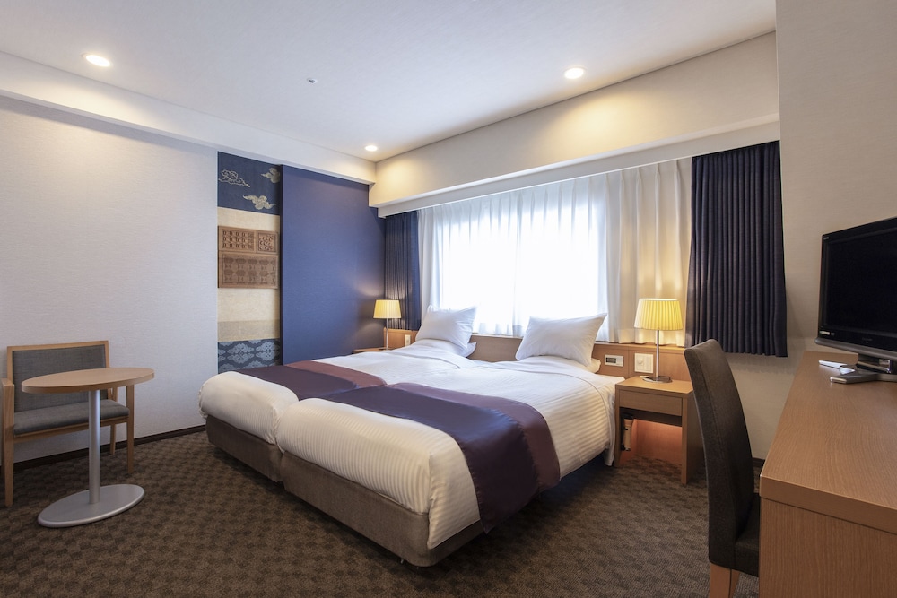 Universal, Twin Beds