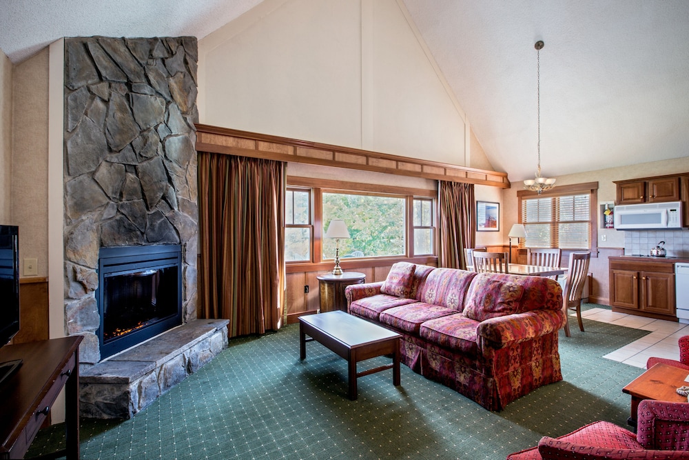 Crowne Plaza Lake Placid 37/67