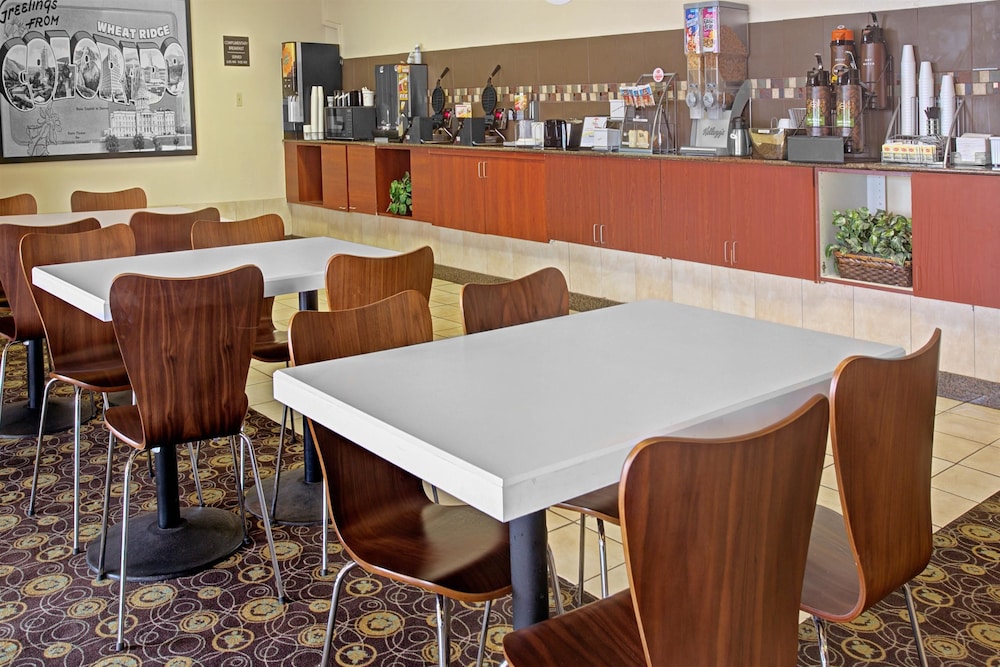 Super 8 by Wyndham Wheatridge/Denver West 16/24
