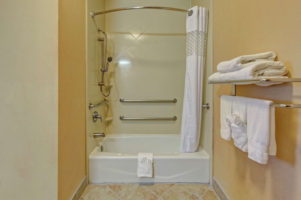 Hampton Inn and Suites Corsicana 22/62